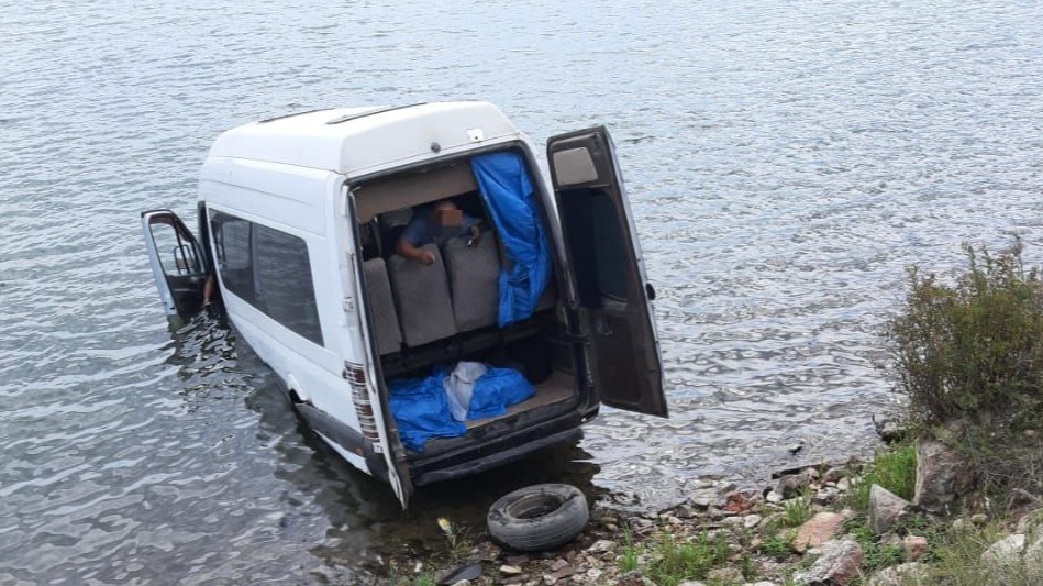 Автобус с людьми скатился по склону и упал в озеро Байкал