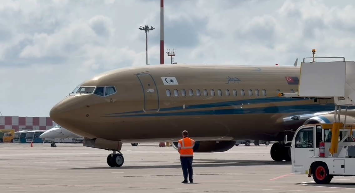 Малайзийский король прибыл в Казань на золотом самолете