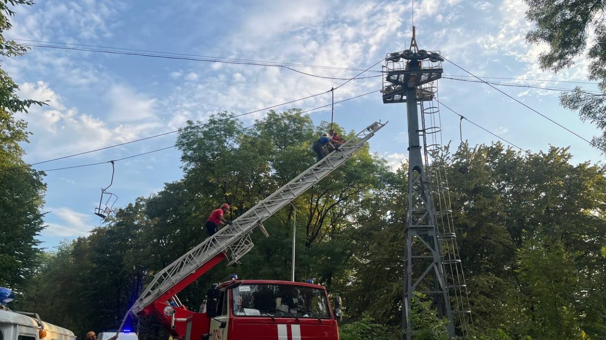 МЧС показало кадры спасения людей с места обрыва канатной дороги в Нальчике