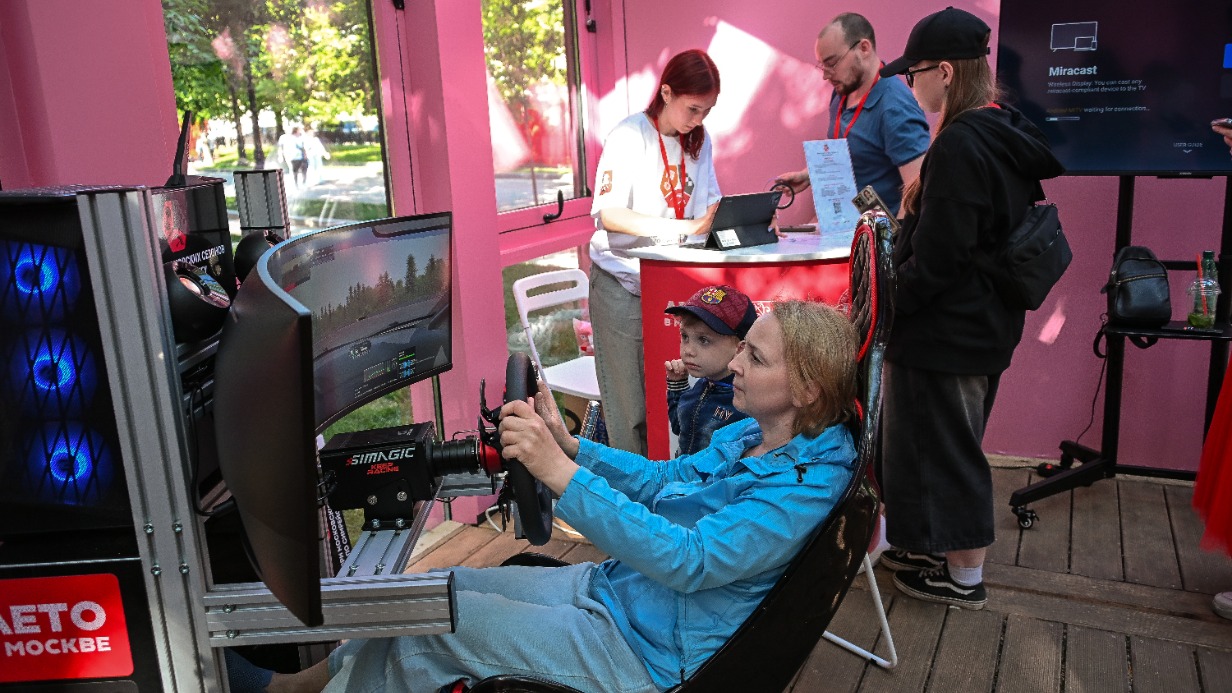 Более 10 тысяч человек поучаствовали в сим-рейсинге в Летнем клубе «Москва»