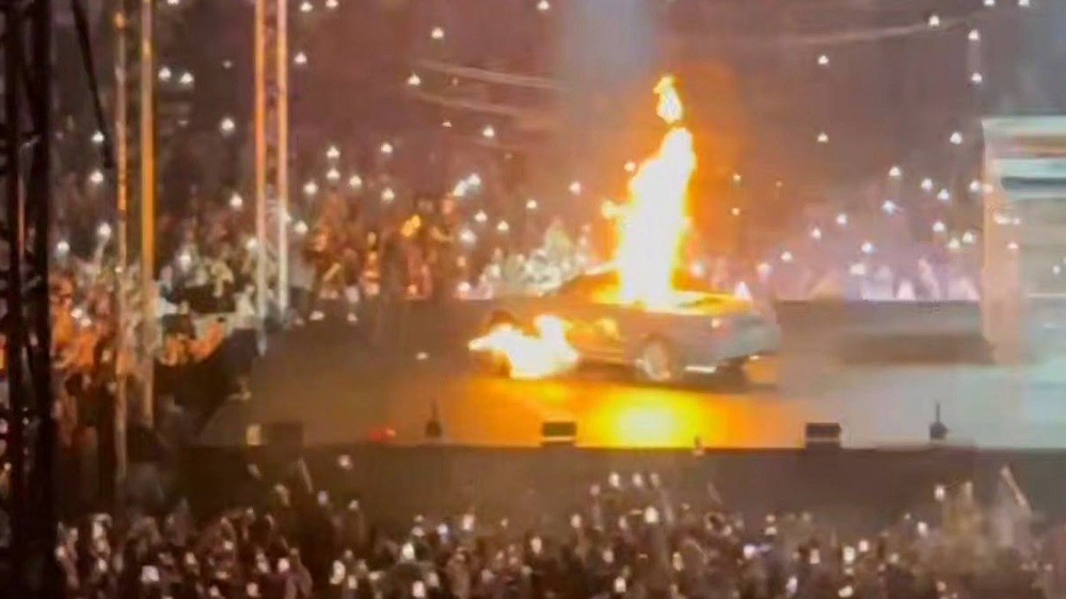 Блогер Литвин сжег автомобиль BMW на концерте рэпера Макана