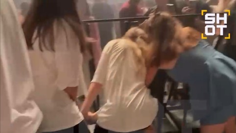 Фанатки Akon подрались на его концерте в Сочи за потное полотенце рэпера 