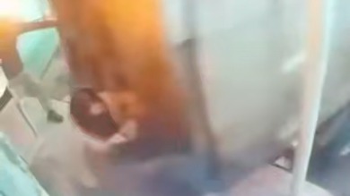 Водитель грузовика дважды пытался наехать на людей у кафе в Новосибирске