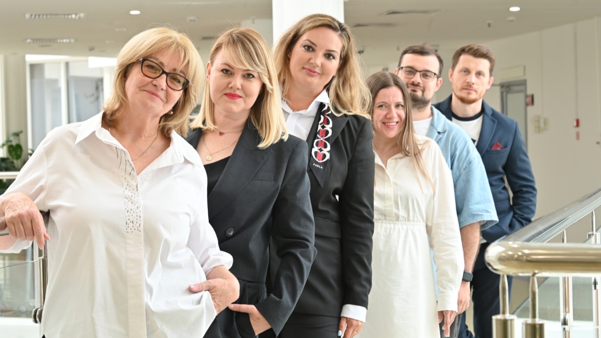 Выпускники программы «Урбан Лидер. СТАРТ» Вера Горбенко, Ирина Саенко, Юлия Деева, Юлия Лебедевич, Евгений Лебедь и Юрий Тарасов успешно прошли обучение по городской программе. Проект объединил линейных управленцев из различных организаций