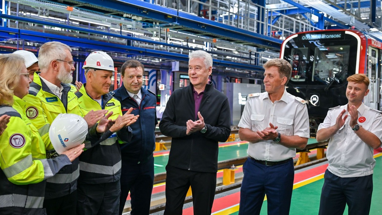 Мэр Москвы Сергей Собянин вместе со строителями и сотрудниками метро открыл первое на территории Новой Москвы электродепо «Столбово»