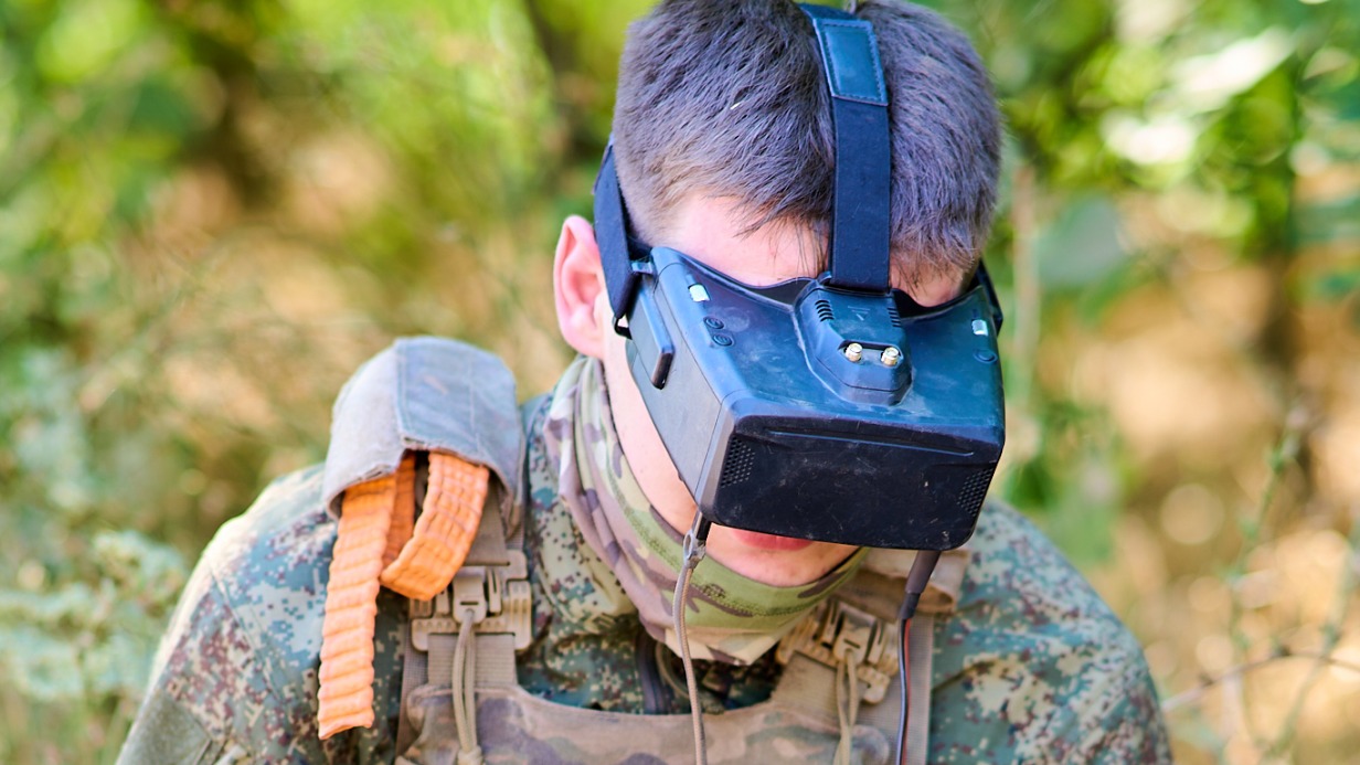 Командир расчета БПЛА из группировки войск «Восток» с позывным «Азер» управляет беспилотником на передовой