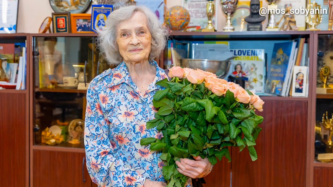 Собянин поздравил учителя биологии школы № 1522 Элеонору Андрееву с 90-летием