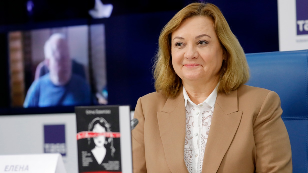 Разведчица-нелегал Елена Вавилова вернулась домой и издала несколько книг, посвященных своей профессии. Она считает, что ее работа помогла ей воспитать силу характера