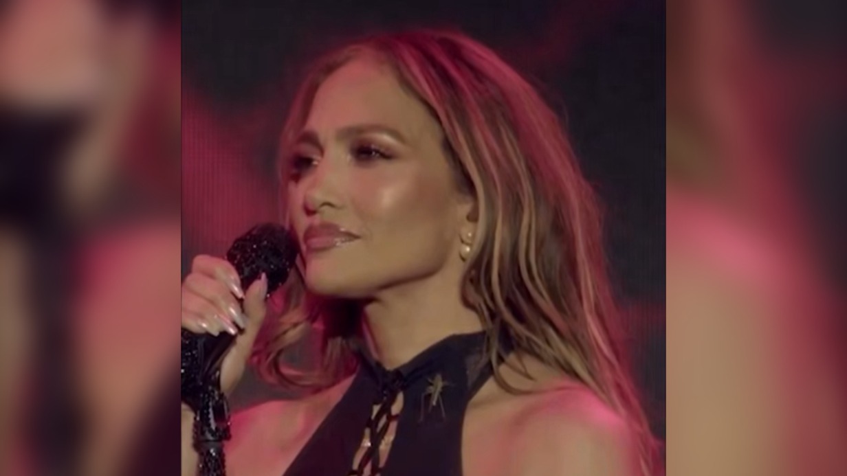 Саранча проползла по груди Дженнифер Лопес прямо во время выступления в Казахстане