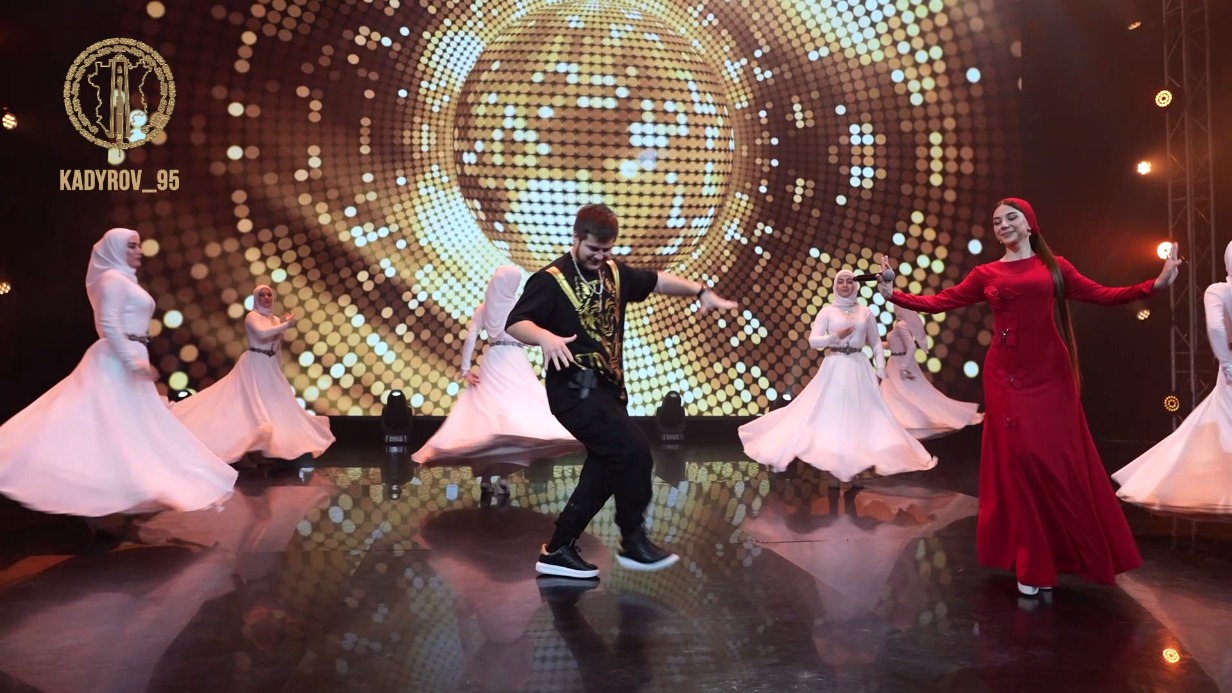Сын Кадырова Адам станцевал лезгинку с пистолетом на сцене филармонии (видео)