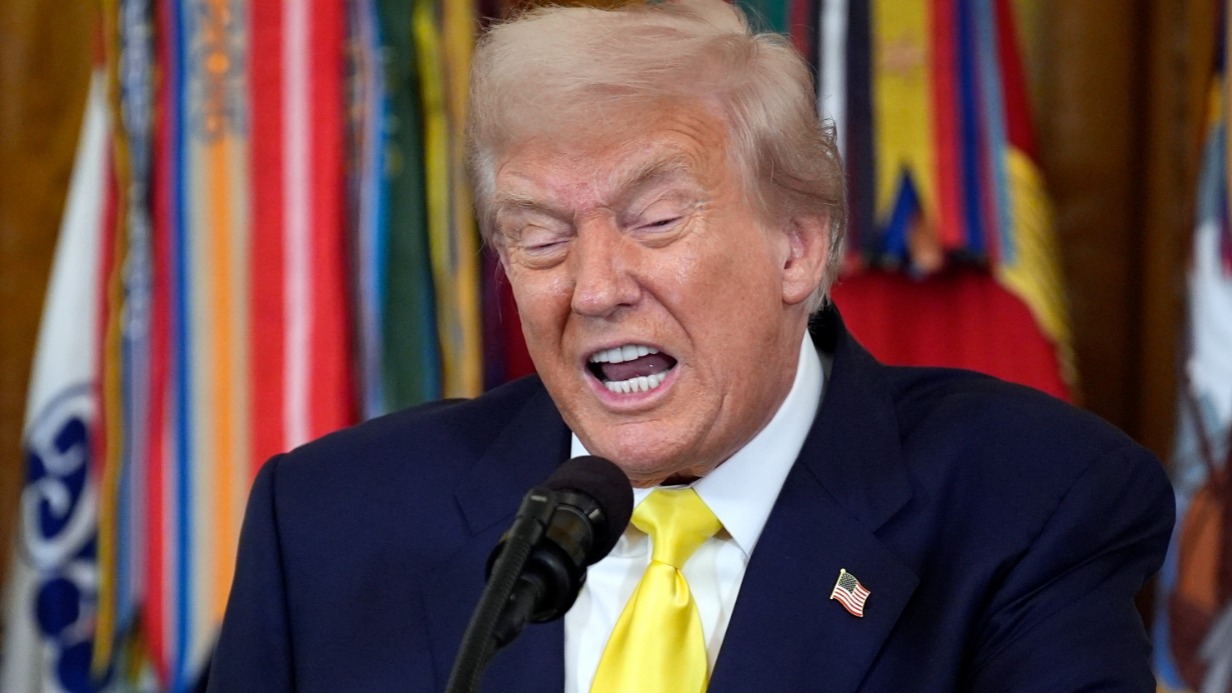 Президент США Дональд Трамп выступает в Восточной комнате Белого дома в Вашингтоне