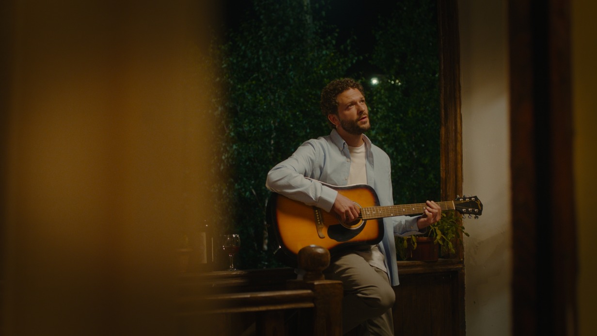 Кадр из фильма «Укради мою мечту»: актер Константин Крюков в роли химика Рубена, который мечтал стать музыкантом