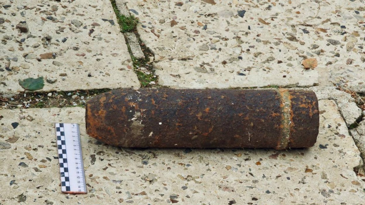 На территории Волоколамского кремля в Подмосковье нашли снаряд времен ВОВ