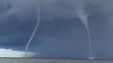 Очевидцы засняли несколько смерчей у берега Ладожского озера в Ленобласти