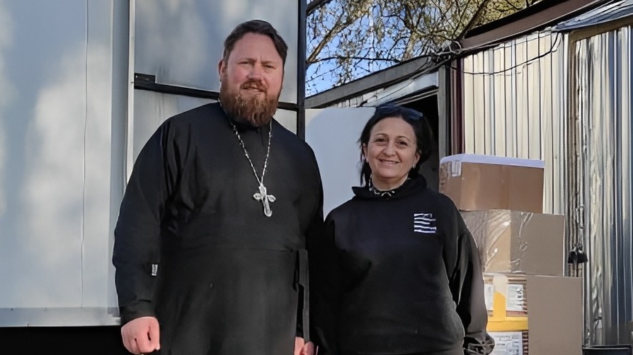 Руководитель благотворительного фонда «Ева-Флоренсия» Инга Лыбо и настоятель храма во имя святого праведного Иоанна Кронштадтского в Головине иерей Александр на очередной погрузке гуманитарной помощи