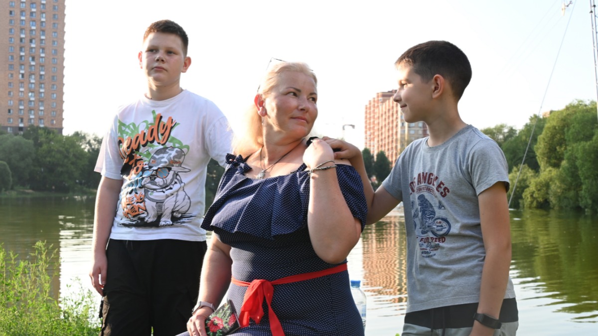 Виталий и Саша Комаровские отдыхают со своей мамой Татьяной Супрун у Наташинских прудов. Там их не тревожат звуки разрывающихся украинских снарядов, разве что в воспоминаниях