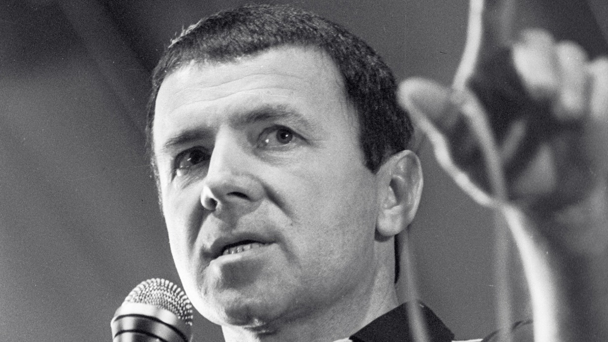 Анатолий Кашпировский на сцене во время проведения массового сеанса