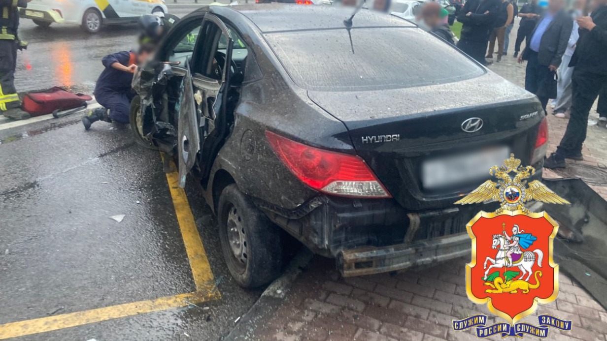 Автомобиль снес остановку с людьми в Долгопрудном