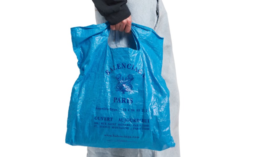 Balenciaga выпустила мужскую сумку в виде мятого пакета за 79 тысяч рублей