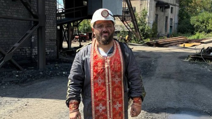 Настоятель Свято-Благовещенского храма села Благодатное в ДНР иерей Николай Великий после совершения молебна с ходатайством ко Господу о благословении труда шахтеров