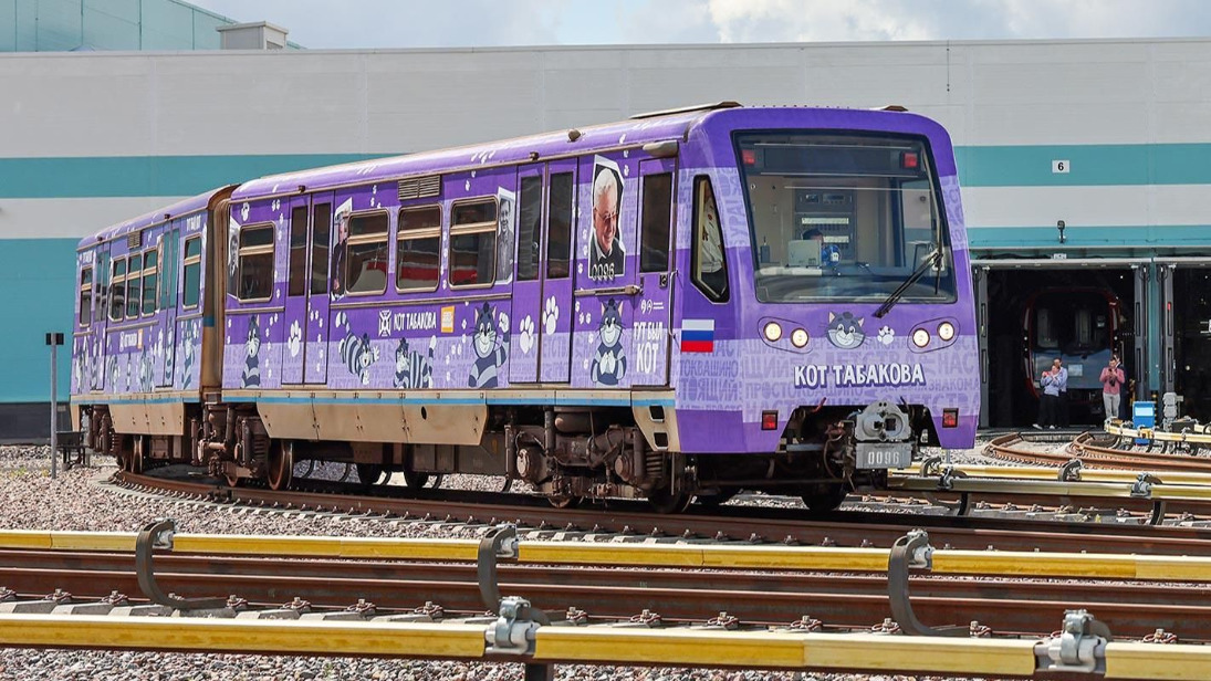 Тематический поезд к 90-летнему юбилею Олега Табакова появился в московском метро