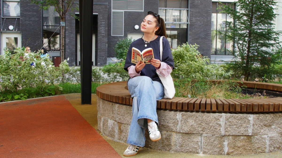 Юлия Синицына во дворе дома, построенного по реновации. Опыт реновации используют при реализации программы «Московские кварталы»