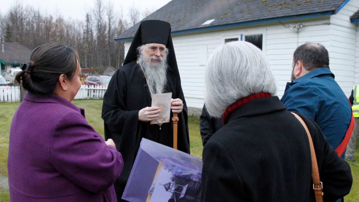 Глава Православной церкви на Аляске, епископ Алексий перед началом реставрации Русской православной церкви Николая Чудотворца в деревне Эклутна