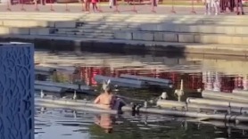 Полуголая дама в Екатеринбурге легла в городской фонтан и отказалась уходить