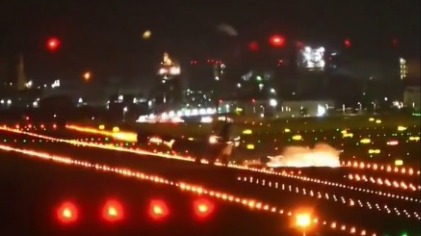 Самолет ударился двигателем при посадке из-за тайфуна «Подул» на Тайване (видео)