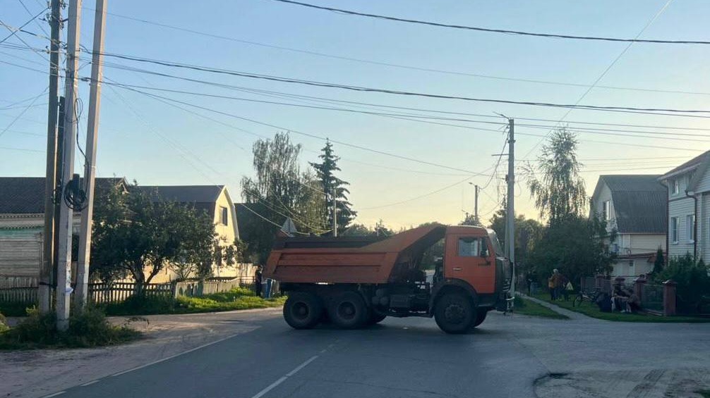 Подросток на питбайке попал под КамАЗ в Подмосковье