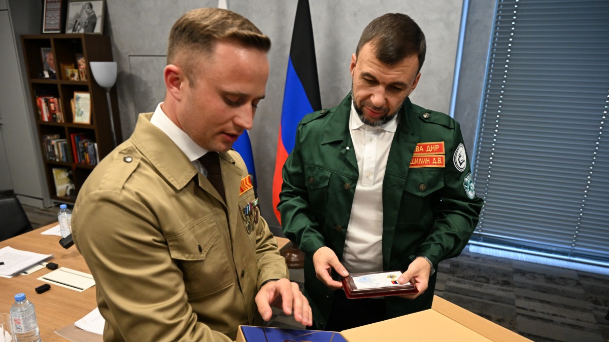 Руководитель (командир) Центрального штаба Российских студенческих отрядов Ярослав Зубащенко на встрече с главой ДНР Денисом Пушилиным