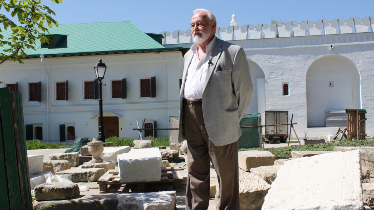 Заведующий отделом археологии Московской Руси Института археологии Российской академии наук Леонид Беляев у лапидария (экспозиция образцов старинной письменности) на территории Новодевичьего монастыря