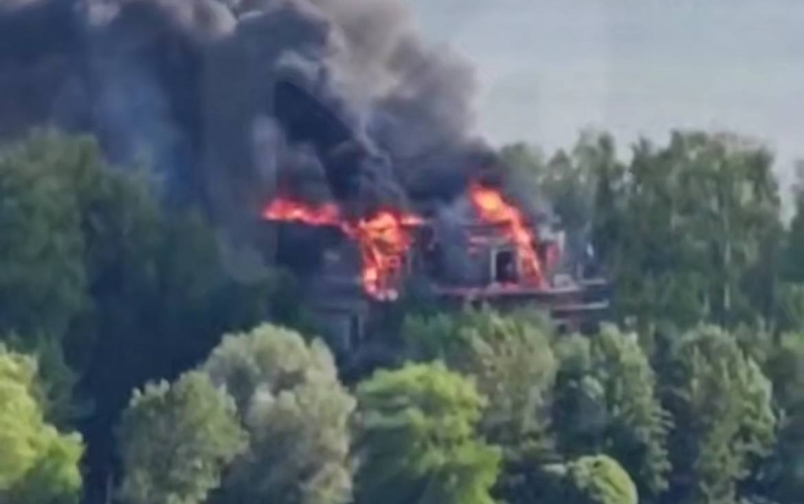 Mash: Около особняка Киркорова в Подмосковье загорелся частный дом