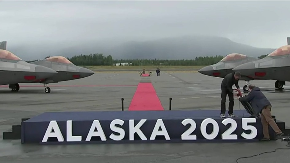 Появились кадры с красной ковровой дорожкой, которой встретят Путина на Аляске