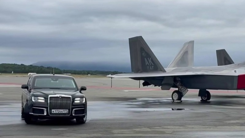 Президентский лимузин Aurus для Путина появился на военной базе на Аляске