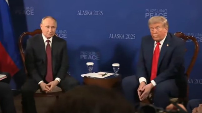 Появились первые кадры с переговоров Путина и Трампа в формате «три на три»