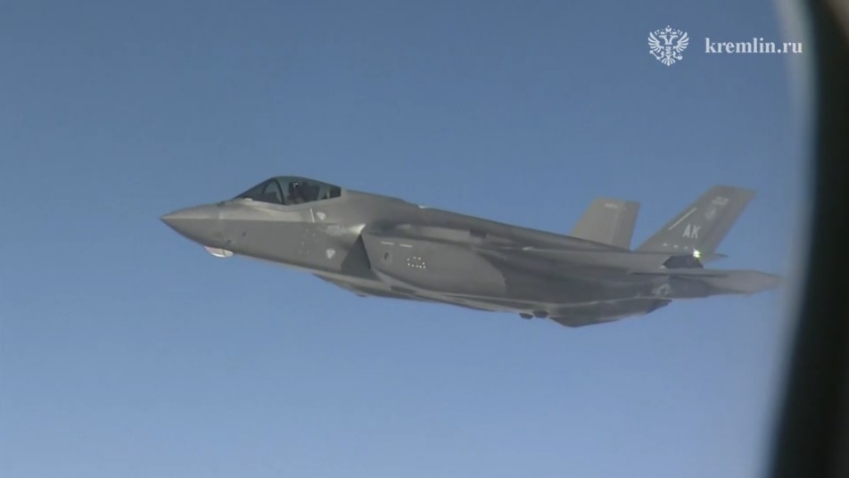 Американские истребители сопроводили борт Путина по пути с Аляски в Россию