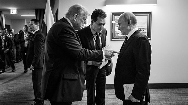 Фотограф случайно заснял записи Путина со встречи на Аляске