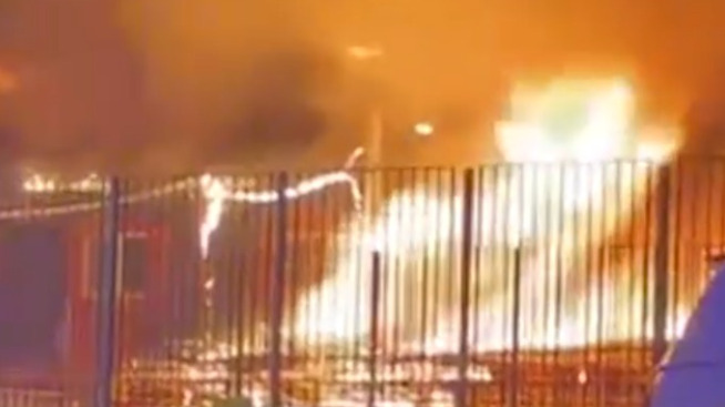 Мощный пожар произошел около станции Щербинка в Москве