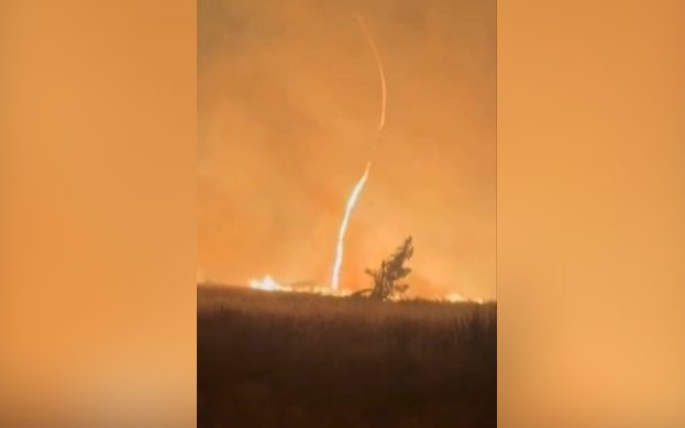 В Португалии жители сняли на видео второй за неделю огненный смерч