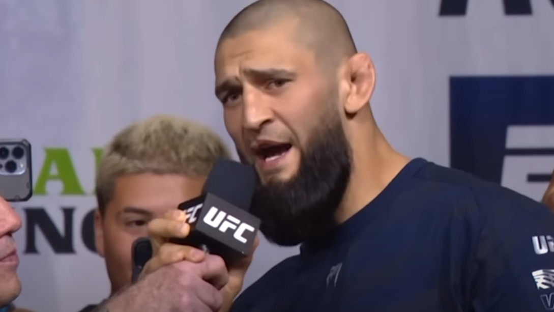 Чимаев победил Дю Плесси и стал новым чемпионом UFC