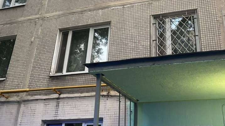 Трехлетняя девочка выпала из окна шестого этажа на северо-востоке Москвы