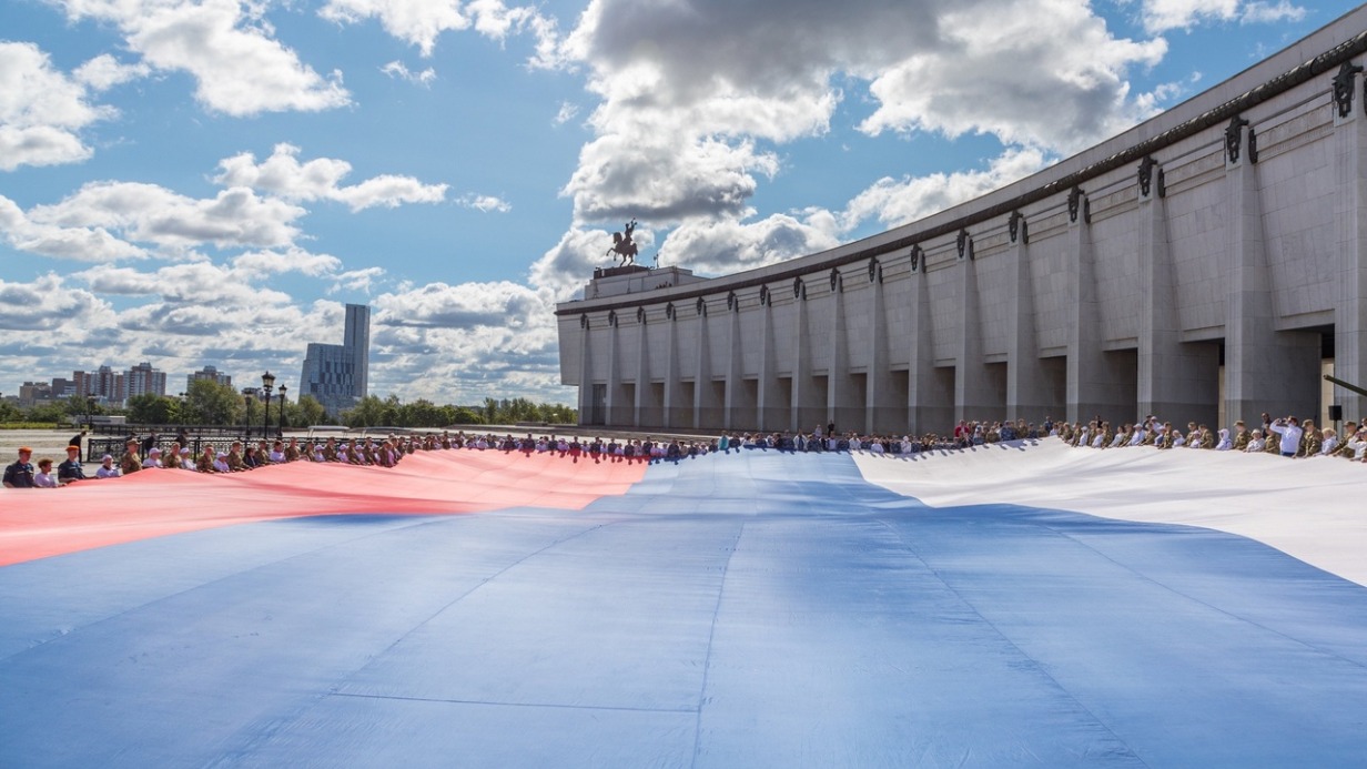 Масштабный триколор развернут у Музея Победы