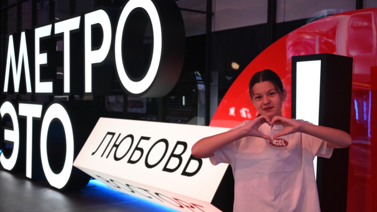 Посетительница площадки форума «Территория будущего. Москва 2030» в Манеже Амелия Левина оценила экспонаты, посвященные метро