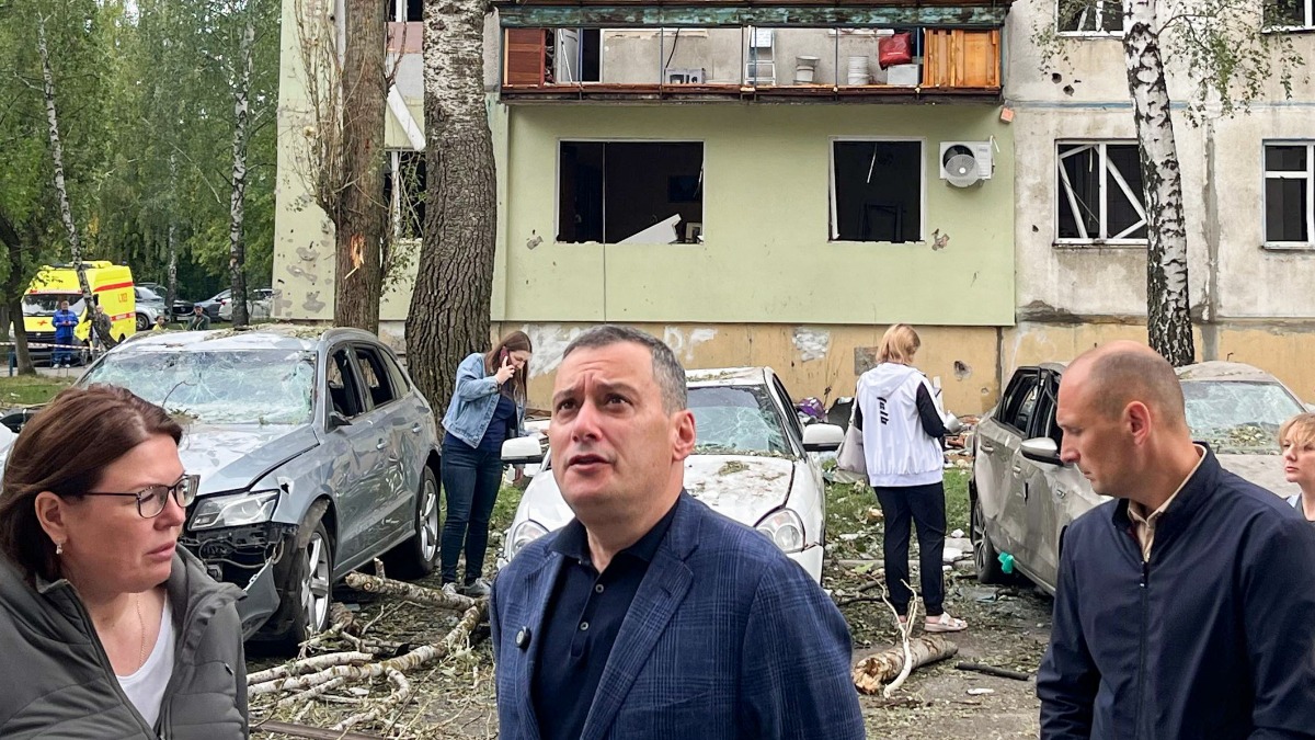 Временно исполняющий обязанности губернатора Курской области Александр Хинштейн приехал на место удара беспилотника по многоэтажному дому в Курске, в результате которого погиб один человек