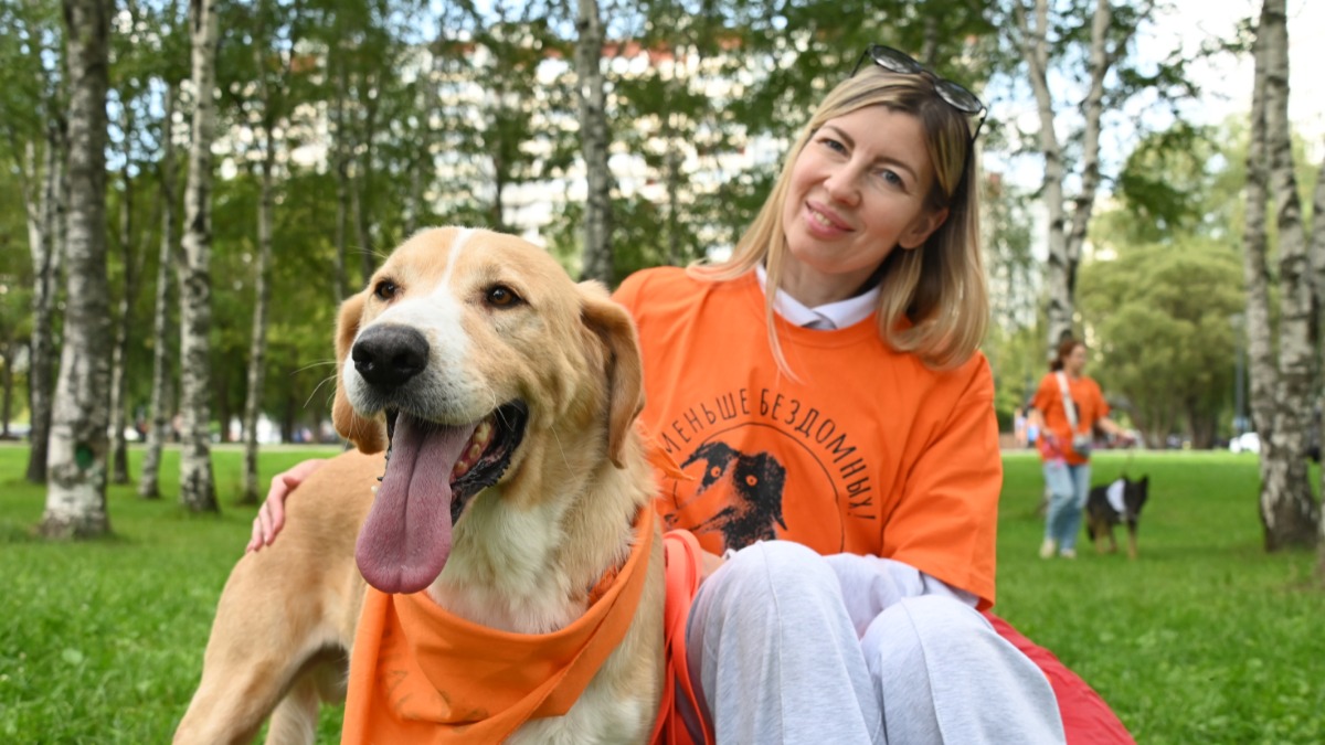 Волонтер приюта «Бирюлево» Светлана Белова и ее подопечный пес Руфус, который ждет любящих хозяев