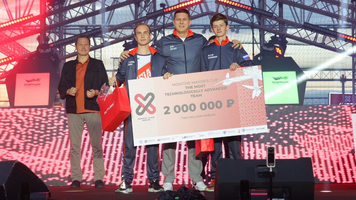 Пилоты из 11 стран приняли участие в соревнованиях по гонкам дронов в «Сколково»