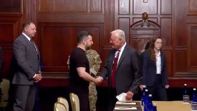 Зеленский пришел на встречу с Келлогом в Вашингтоне в простой черной футболке 