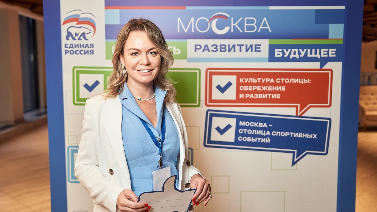 Координатор «Женского движения Единой России» в Москве Ирина Елиферова помогает собирать и доставлять гуманитарные грузы на новые территории РФ. На днях она вернулась после отправки 39-го по счету гуманитарного конвоя и уже вновь занимается в приемной рабочими вопросами, в том числе сбором помощи