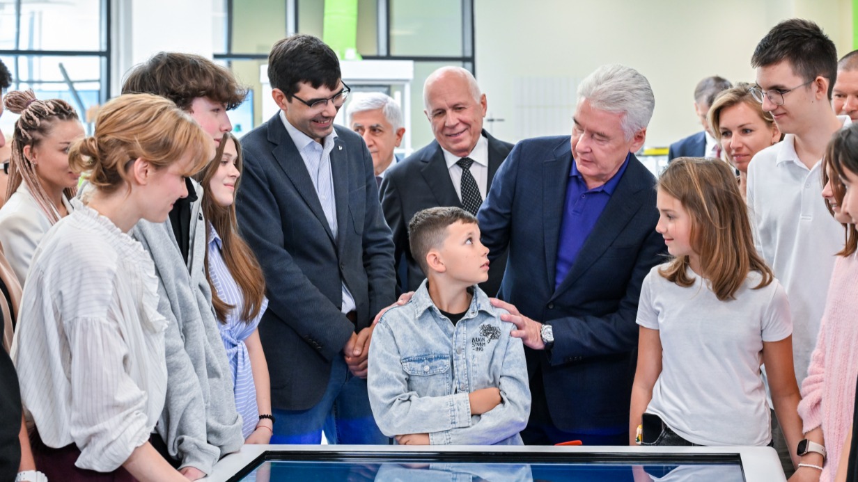 Мэр Москвы Сергей Собянин поинтересовался у пятиклассника Кирилла Загребина, нравится ли ему новая школа. Вместе с главой города с учениками и их родителями пообщался генеральный директор «Ростеха» Сергей Чемезов. Небольшую экскурсию по школе провел ее директор Дмитрий Топешкин